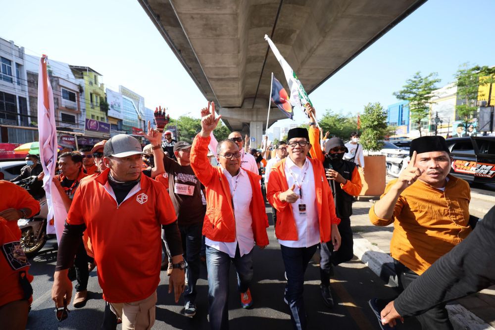 Mendaftar Pilgub Sulsel, Danny-Azhar Naik Becak ke Kantor KPU