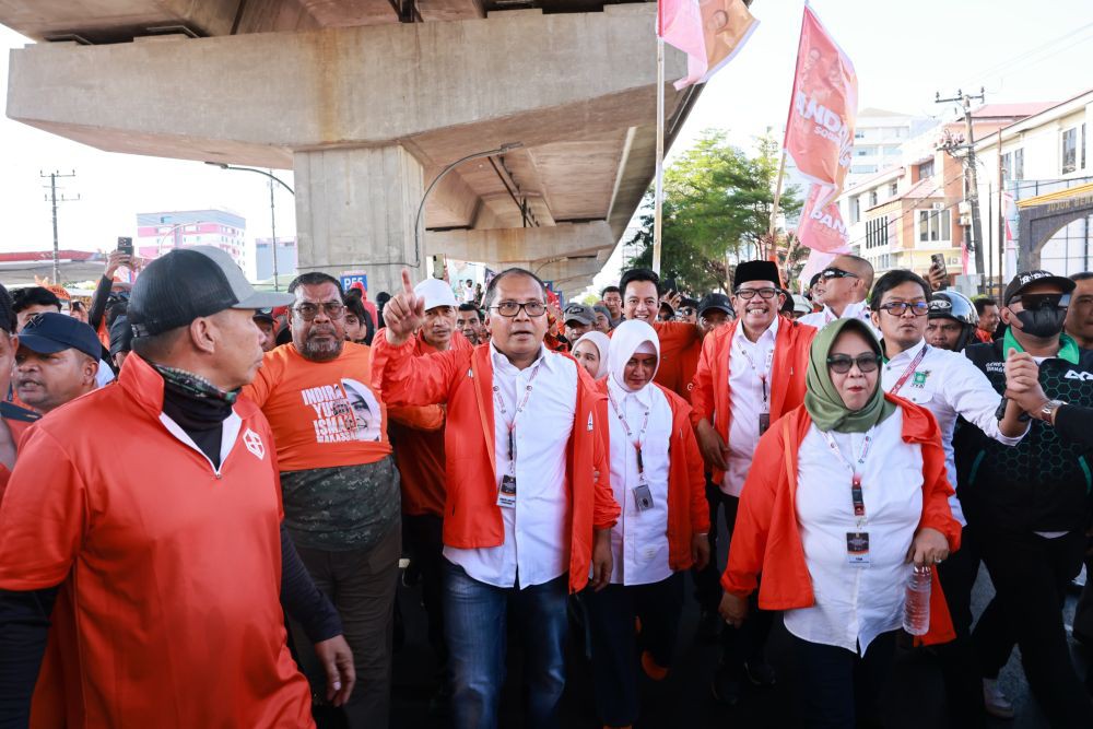 Mendaftar Pilgub Sulsel, Danny-Azhar Naik Becak ke Kantor KPU