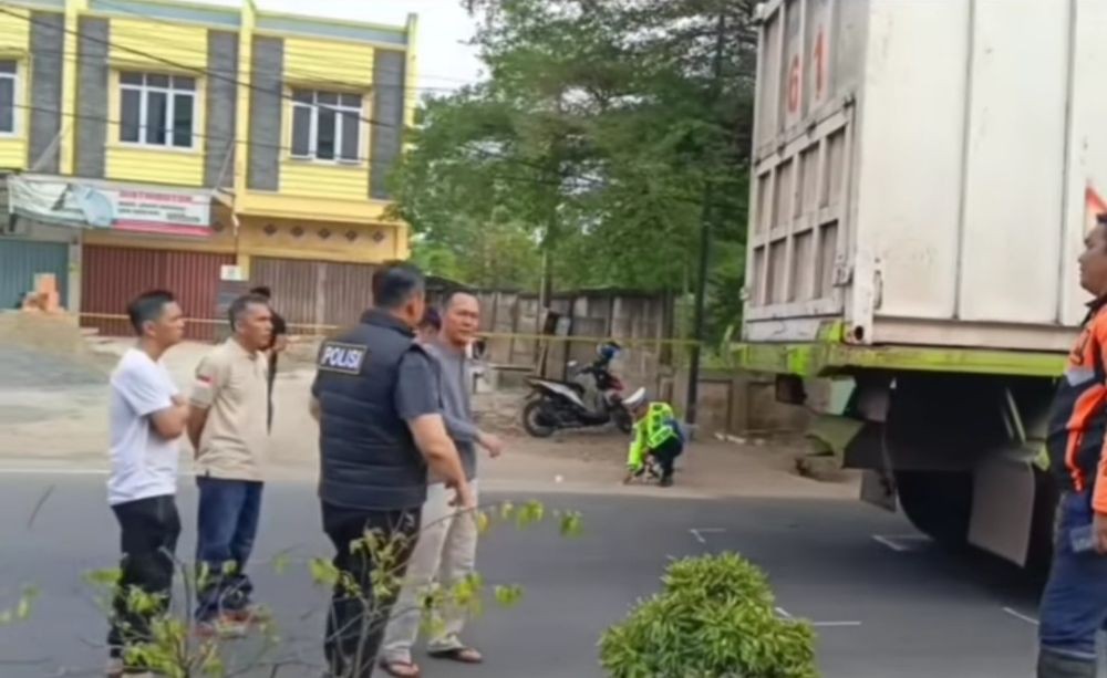 Gerbang Kota Prabumulih Roboh Ditabrak Truk Kontainer