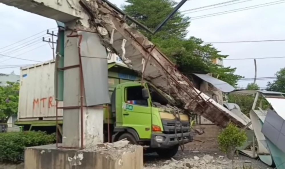 Gerbang Kota Prabumulih Roboh Ditabrak Truk Kontainer