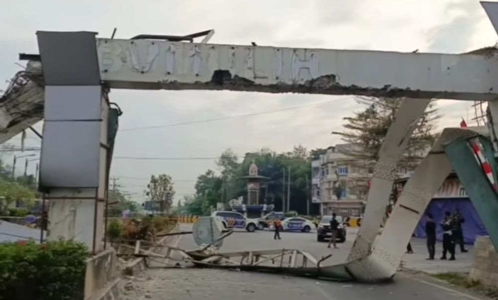 Gerbang Kota Prabumulih Roboh Ditabrak Truk Kontainer