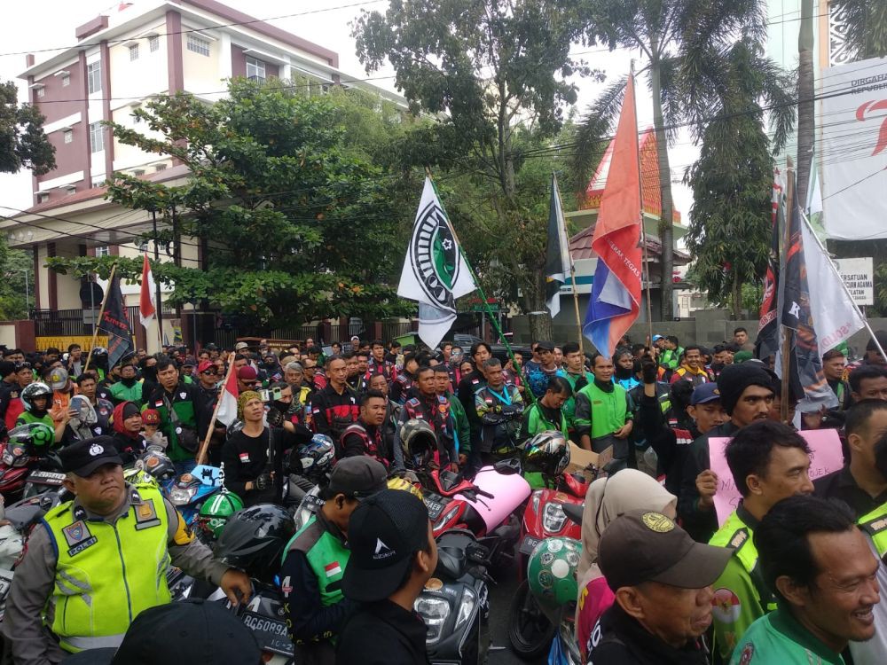 Tarif Murah Ojol Mencekik, Ratusan Pengemudi Demo ke Kantor Gubernur