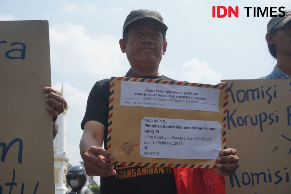 Aksi Jalan Mundur, Aktivis Jogja Desak KPK Periksa Anak-Mantu Jokowi