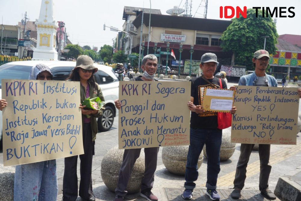 Aksi Jalan Mundur, Aktivis Jogja Desak KPK Periksa Anak-Mantu Jokowi