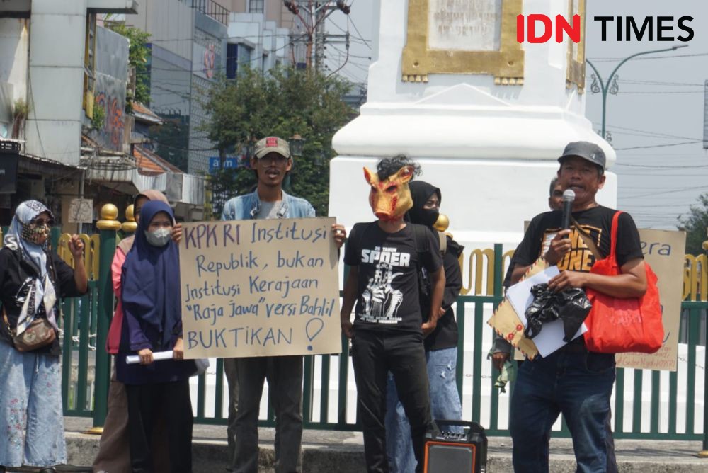 Aksi Jalan Mundur, Aktivis Jogja Desak KPK Periksa Anak-Mantu Jokowi