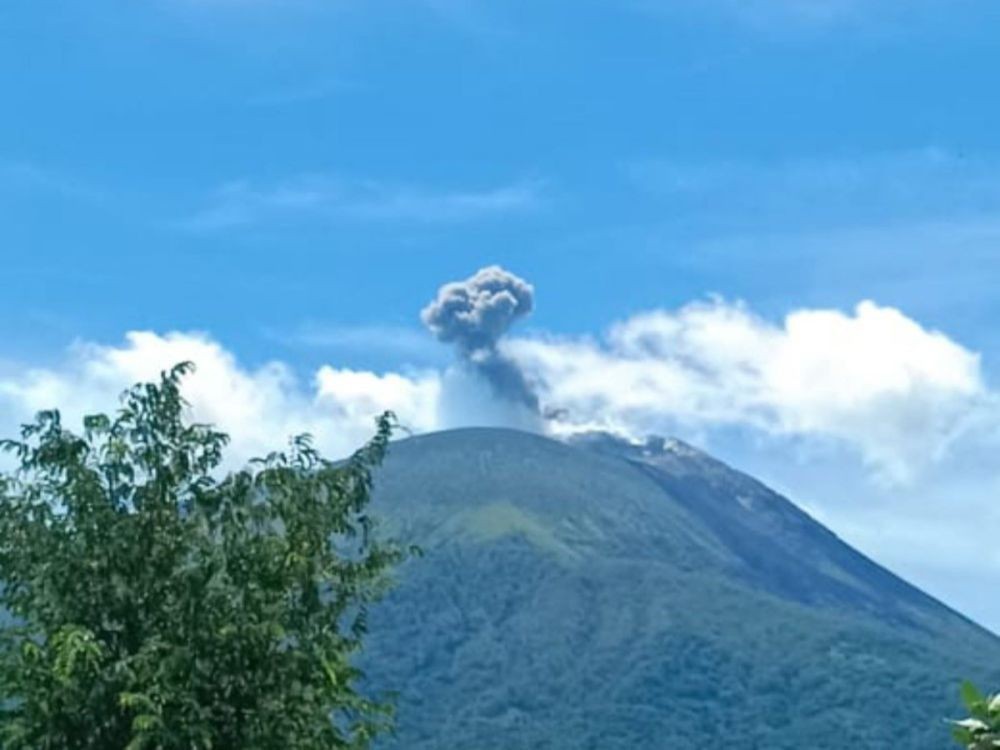 Waspada Potensi Erupsi Freatik Gunung Lokon di Tomohon Sulawesi Utara