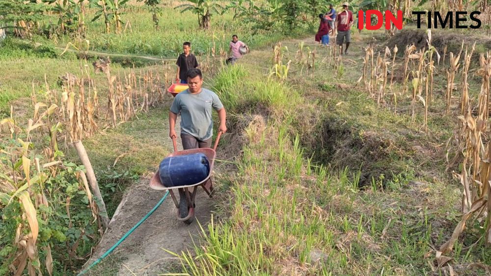 Demi Setetes Air Bersih, Warga Ngawi Harus Keluar Masuk Hutan