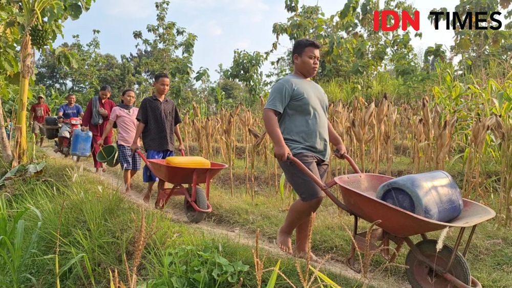 Demi Setetes Air Bersih, Warga Ngawi Harus Keluar Masuk Hutan