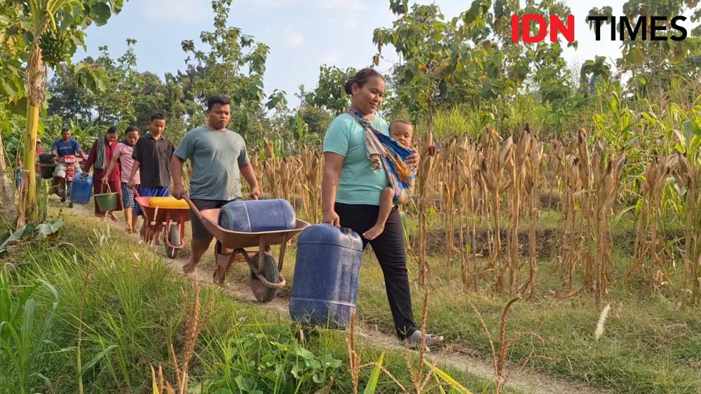 Demi Setetes Air Bersih, Warga Ngawi Harus Keluar Masuk Hutan