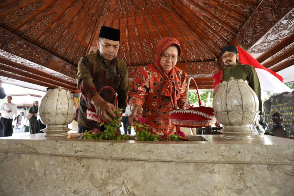 Risma-Gus Hans Ziarahi Makam Bung Karno di Blitar