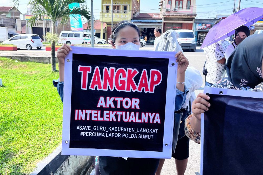 Protes Korupsi PPPK Langkat, Para Guru ‘Mengajar’ di Depan Polda Sumut