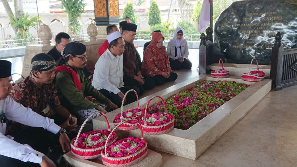 Risma-Gus Hans Ziarahi Makam Bung Karno di Blitar