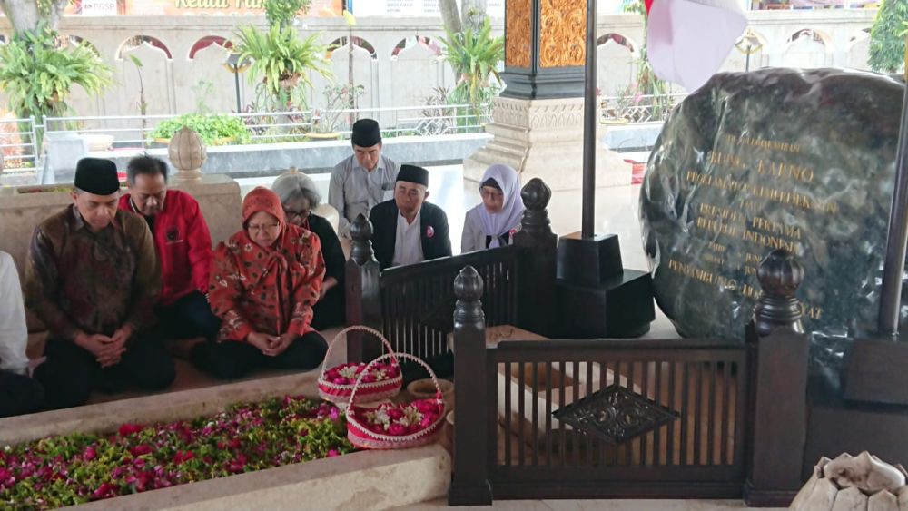 Risma-Gus Hans Ziarahi Makam Bung Karno di Blitar