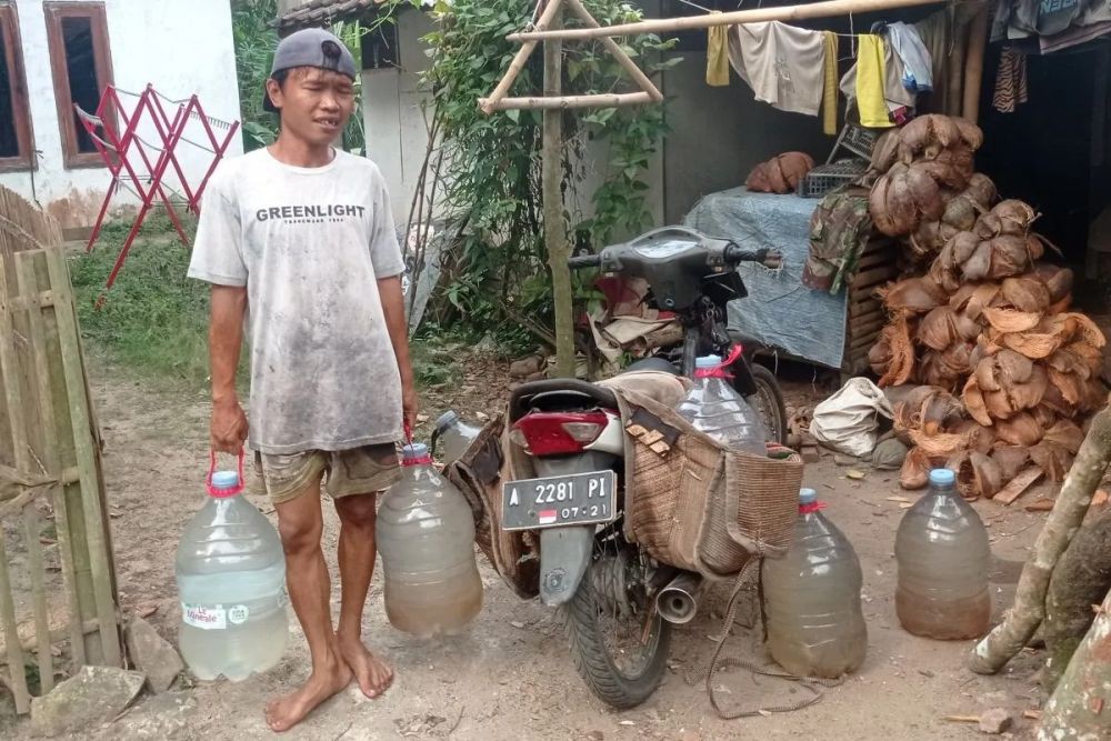 Kemarau, Warga di Lebak Cari Air Sampai ke Hutan