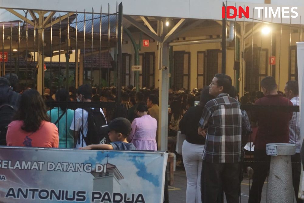 Khusyuknya Jemaat Gereja Kotabaru Ikuti Misa Agung Paus Fransiskus