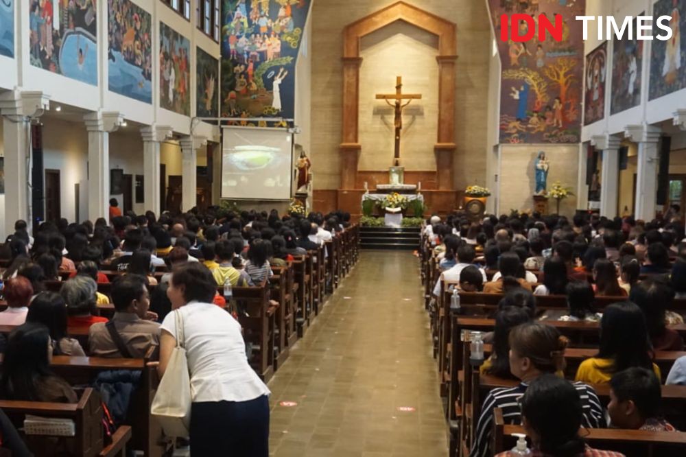 Khusyuknya Jemaat Gereja Kotabaru Ikuti Misa Agung Paus Fransiskus