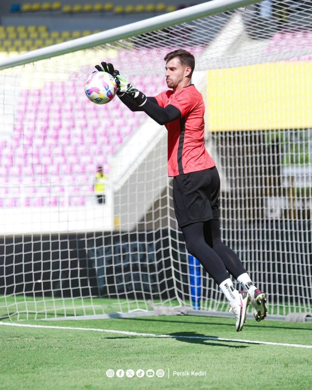 Kiper Asing Persik Kediri Kaget dengan Persaingan di Liga 1