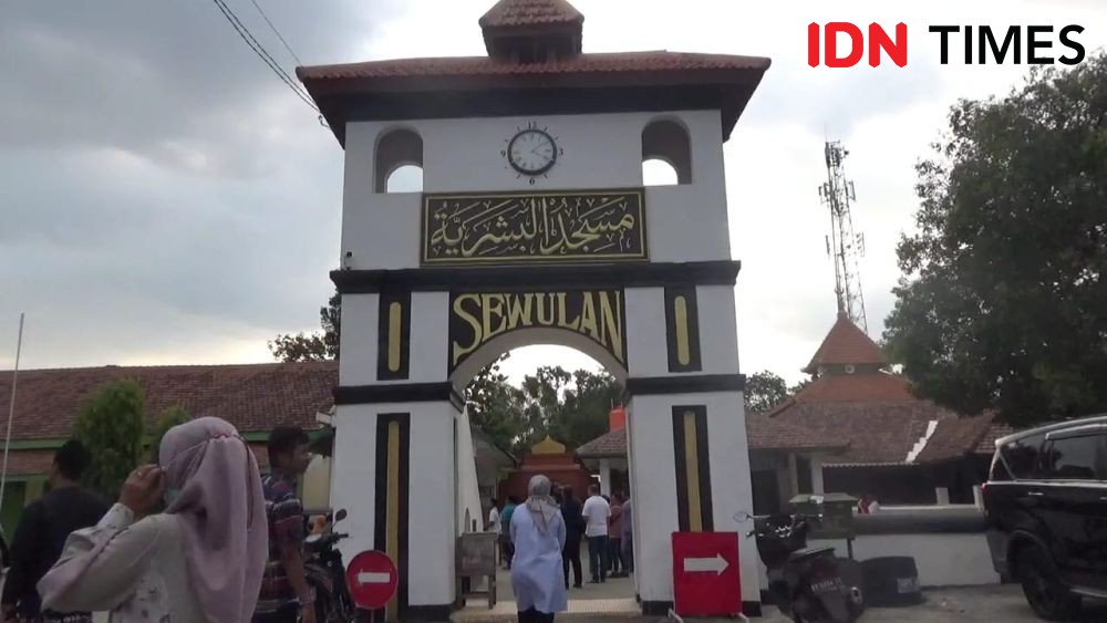 Ini Doa Risma saat Ziarah Makam Ki Ageng Basyariah Sewulan