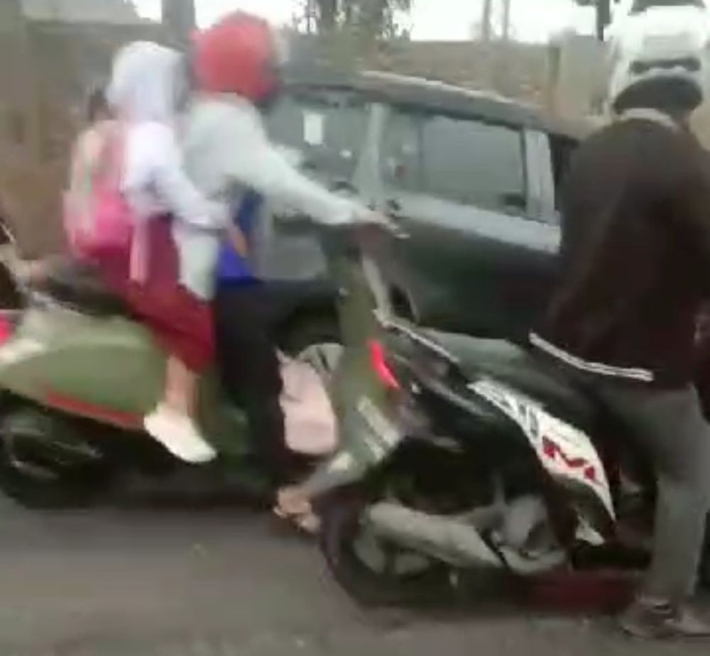 Viral Ibu-ibu Bandar Lampung Tabrak Pemotor hingga Masuk Kolong Mobil