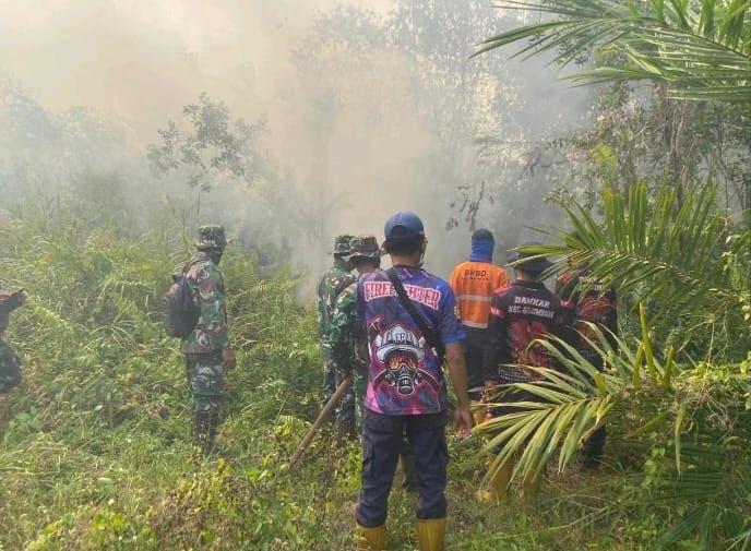 Warga Muara Enim Bantu Petugas Padamkan Karhutla di Sungai Rotan