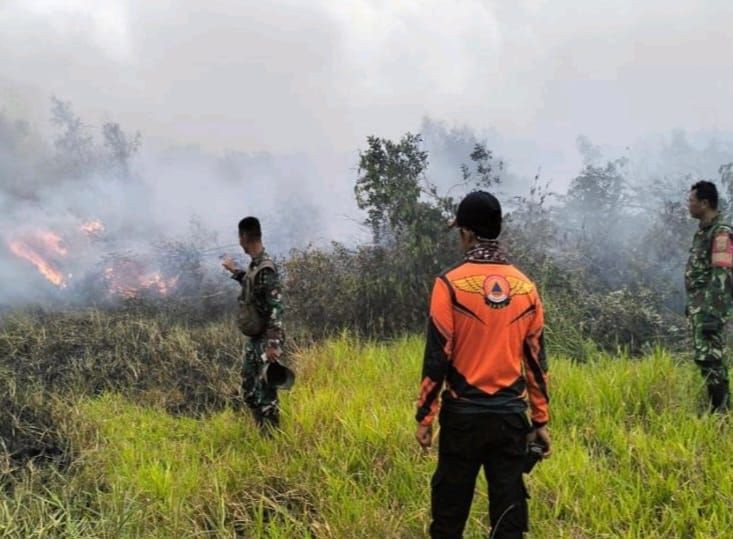 Warga Muara Enim Bantu Petugas Padamkan Karhutla di Sungai Rotan