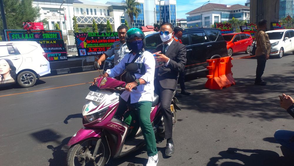 Kendaraan Legislator Makassar ke Pelantikan, Becak hingga Mobil Perang