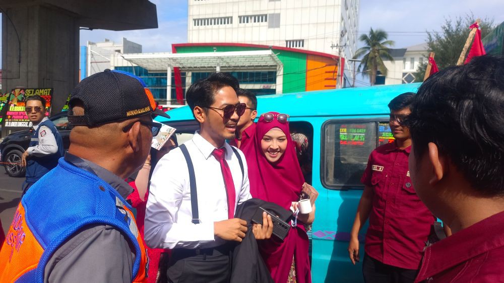 Kendaraan Legislator Makassar ke Pelantikan, Becak hingga Mobil Perang