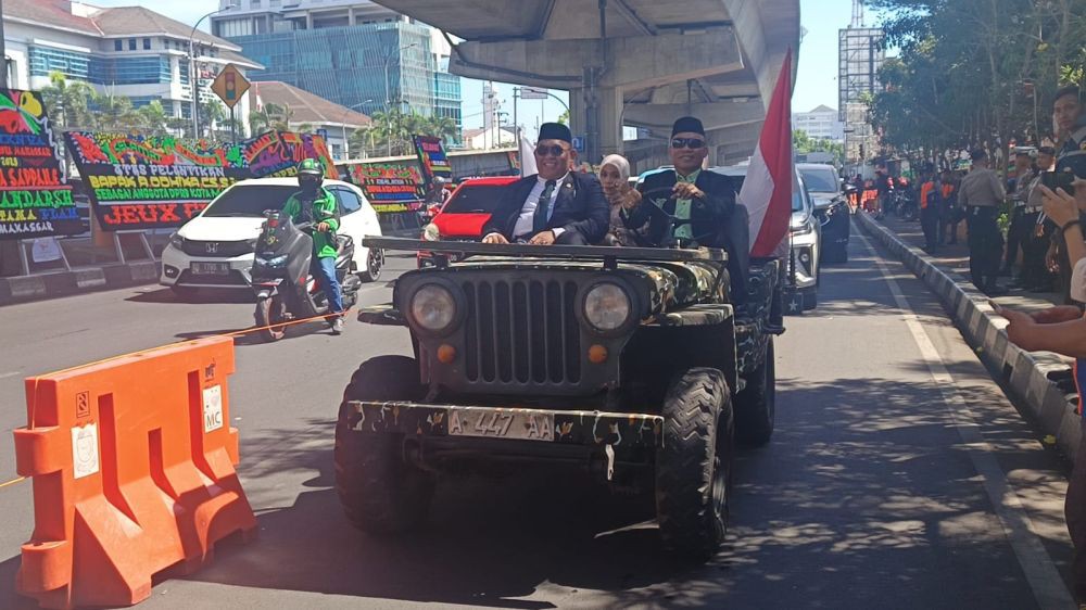 Kendaraan Legislator Makassar ke Pelantikan, Becak hingga Mobil Perang