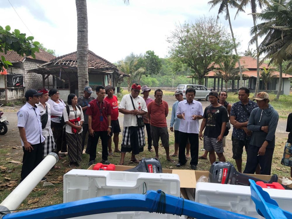 Nelayan Tabanan Dapat Bantuan Jukung Hingga Mesin Tempel