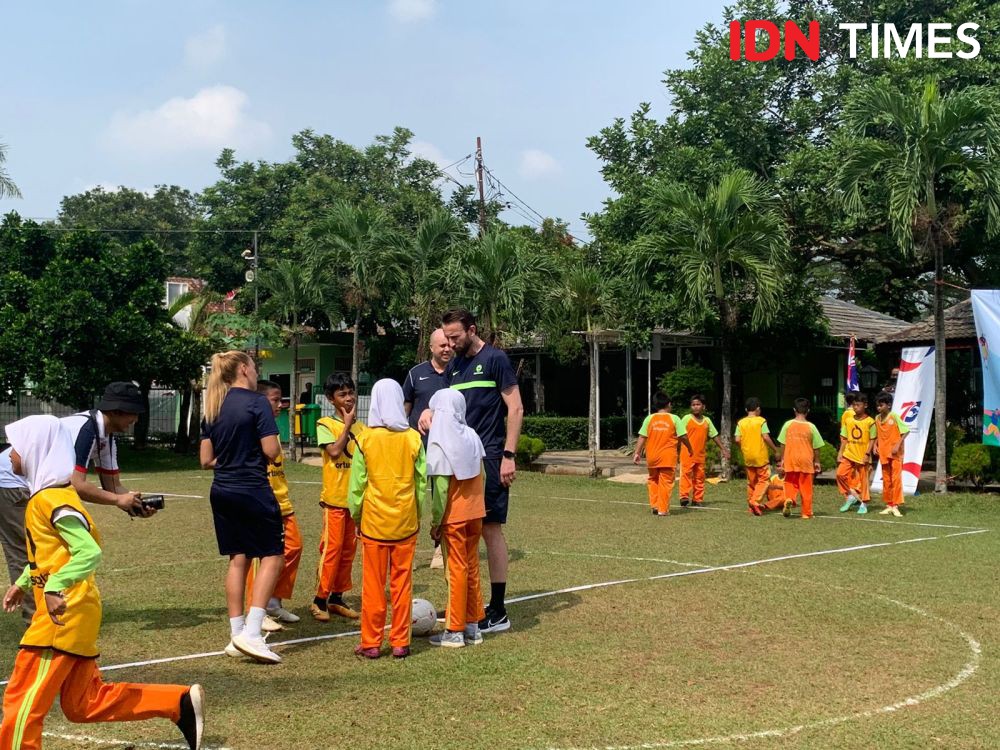 Jelang Laga Vs Indonesia, Soceroos Beri Coaching Clinic di Tangsel 