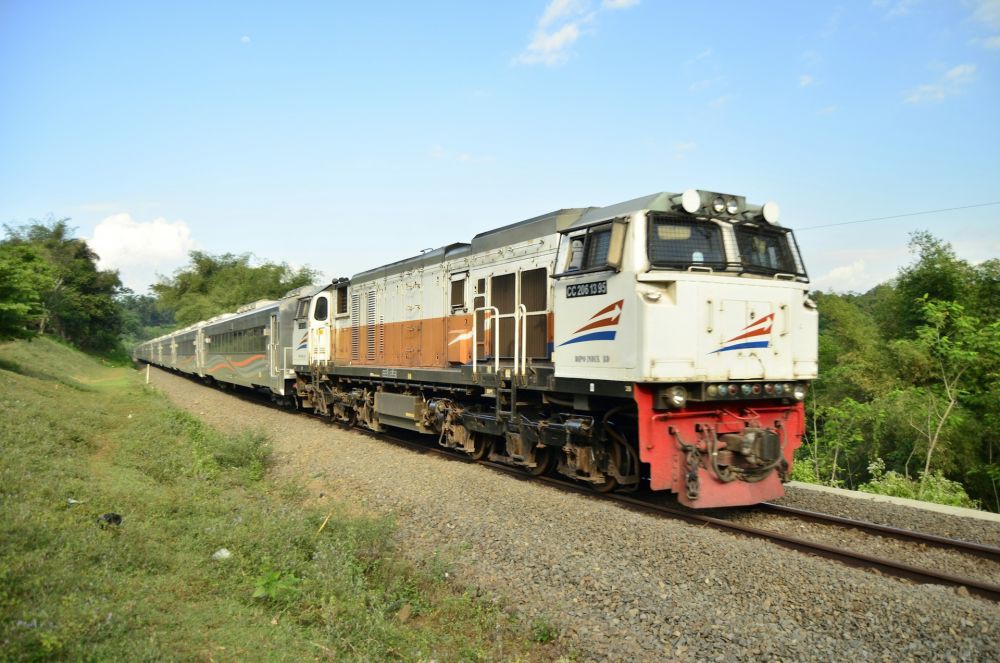 Kronologi Empat Warga Karawang Tewas Tertemper Kereta Api