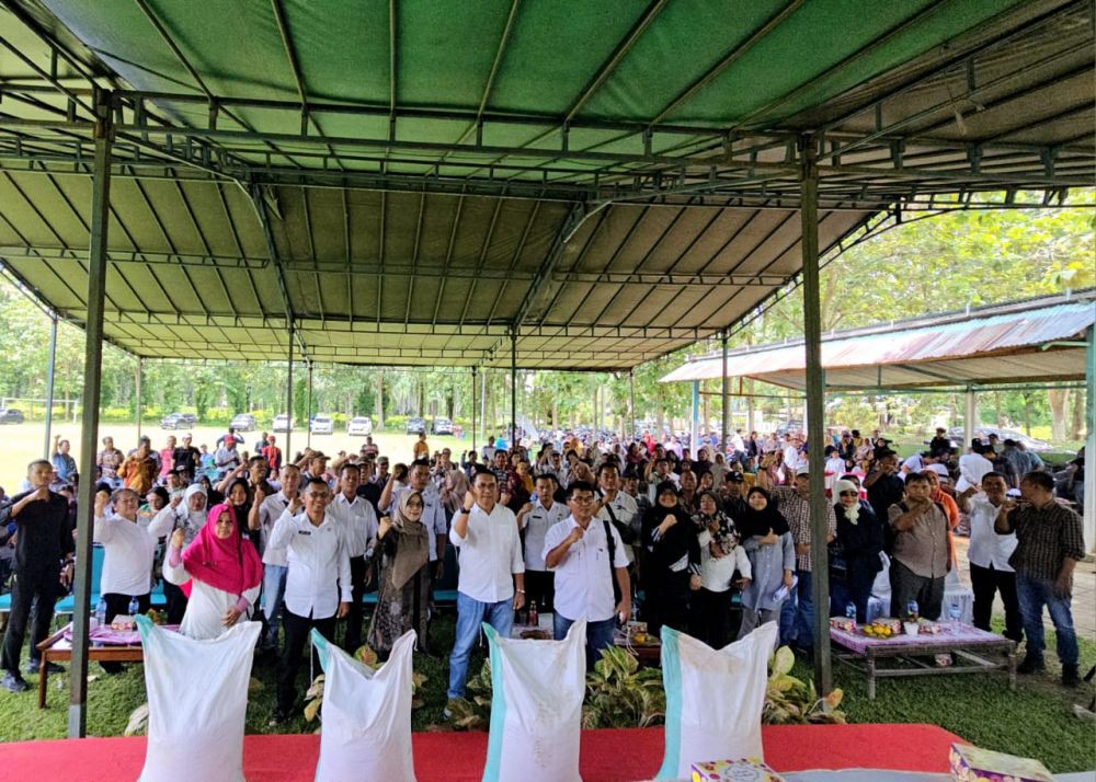 Lonsum Serahkan 118.900 Kg Pupuk ke Petani di Kebun Begerpang