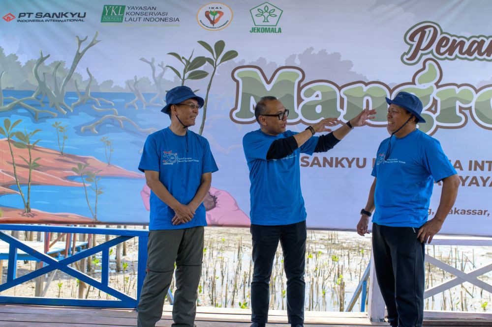 KEHATI dan Sankyu Tanam 3 Ribu Bibit Mangrove di Makassar