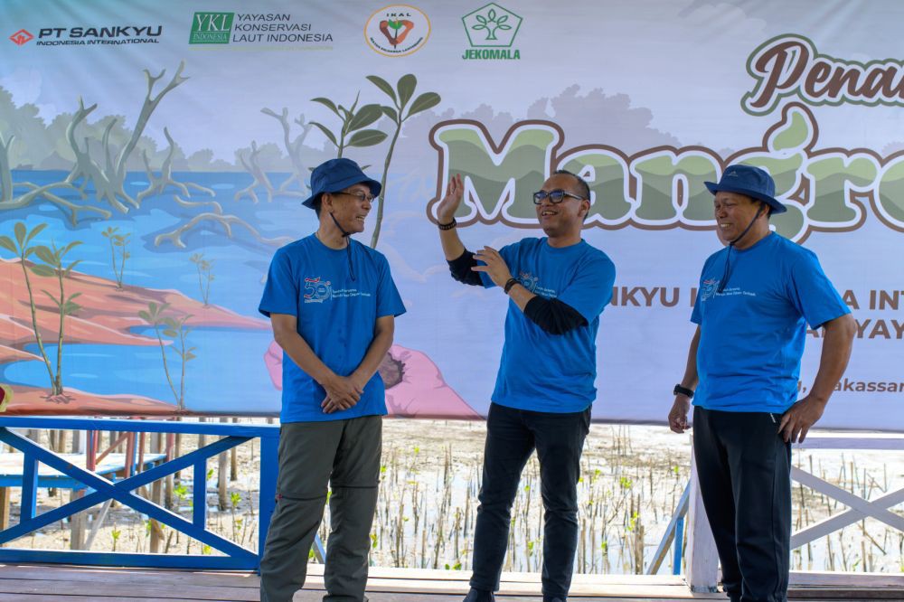 KEHATI dan Sankyu Tanam 3 Ribu Bibit Mangrove di Makassar