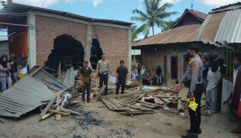 Bus Gagal Nanjak dan Hantam Gubuk Warga di Bima, 1 Orang Tewas