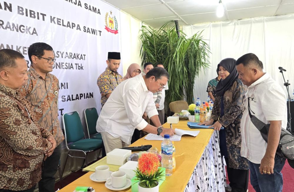 Lonsum Beri Bantuan Bibit Kelapa Sawit untuk Petani 11 Desa di Langkat