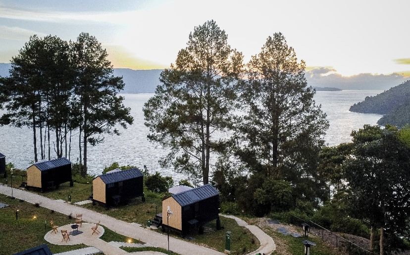 Glamping Eksklusif dengan View Danau Toba di Bobocabin Patra Parapat