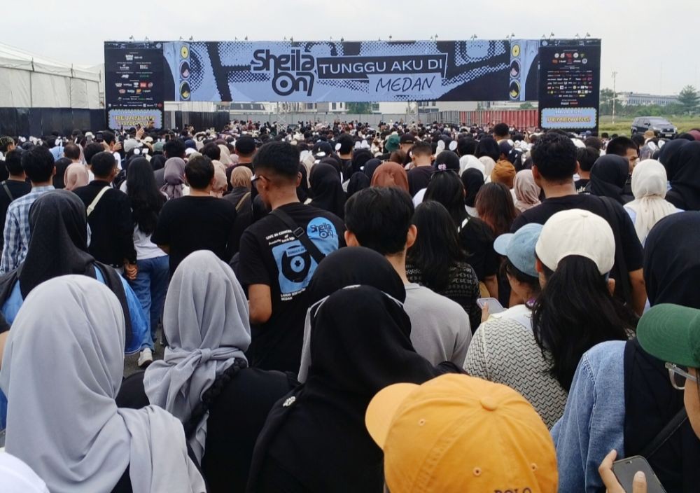 Potret Keseruan Nonton Konser Sheila on 7 di Medan