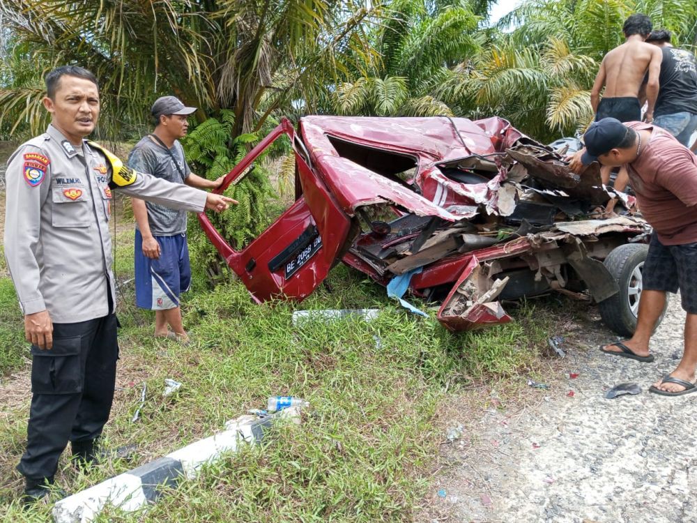 Truk Fuso Timpa Mobil Pikap di Pesisir Barat, 2 Korban Meninggal