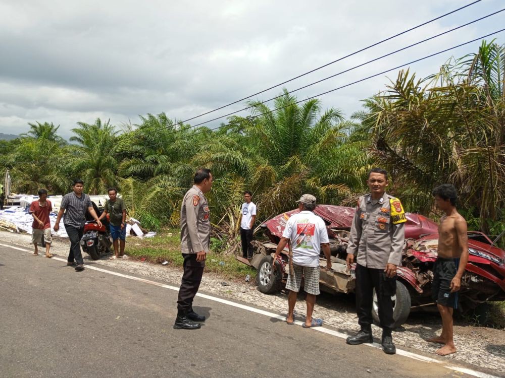 Truk Fuso Timpa Mobil Pikap di Pesisir Barat, 2 Korban Meninggal