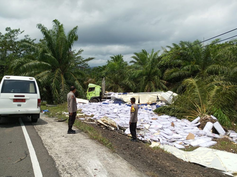 Truk Fuso Timpa Mobil Pikap di Pesisir Barat, 2 Korban Meninggal