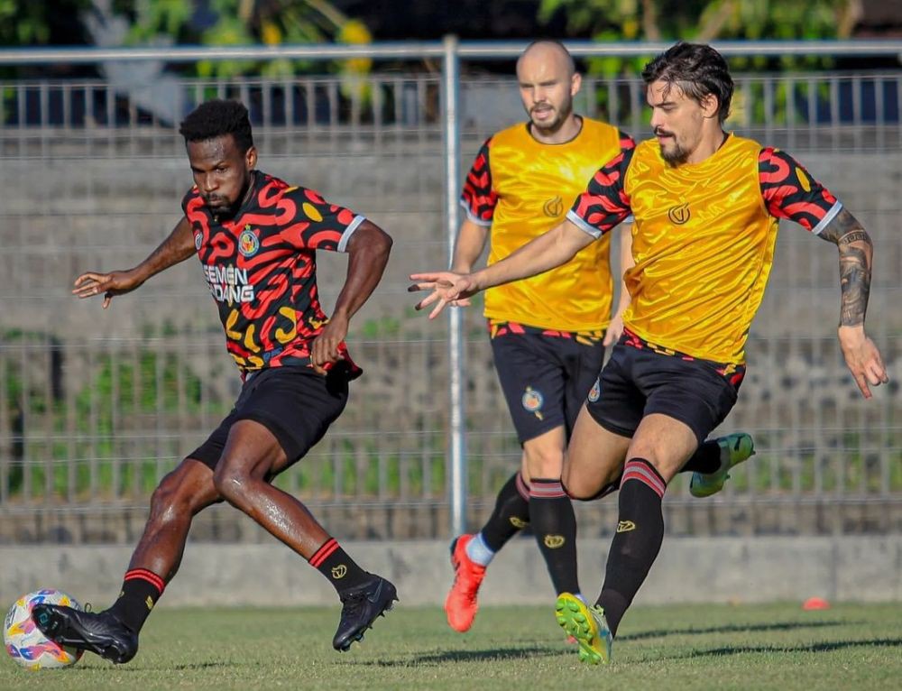 Pelatih Semen Padang FC, Hendri Susilo, Mundur Usai Kekalahan