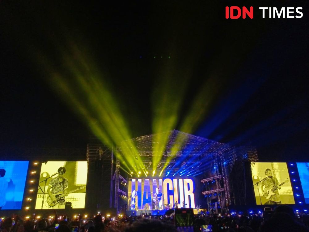 Potret Keseruan Nonton Konser Sheila on 7 di Medan