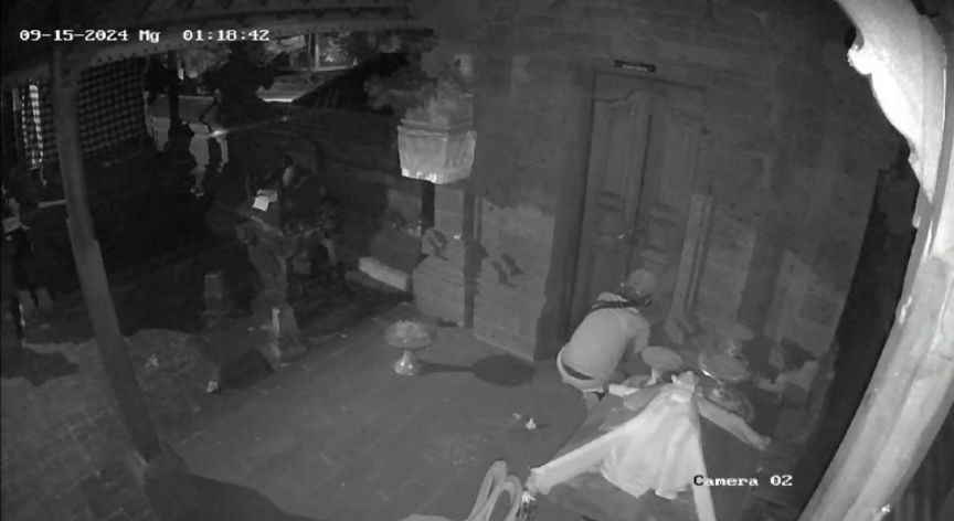 Pria Terekam CCTV Hendak Mencuri di Pura Dalem Tabanan