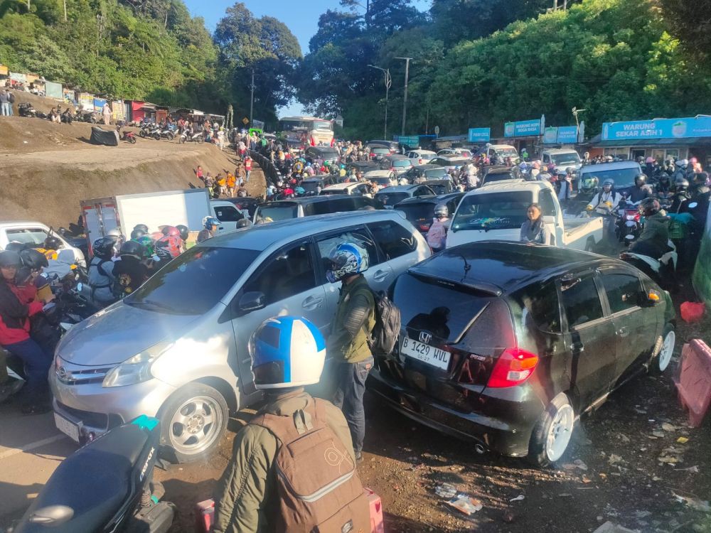 Macet Parah di Puncak Bogor, Proyek Kereta Gantung Bakal Dipercepat