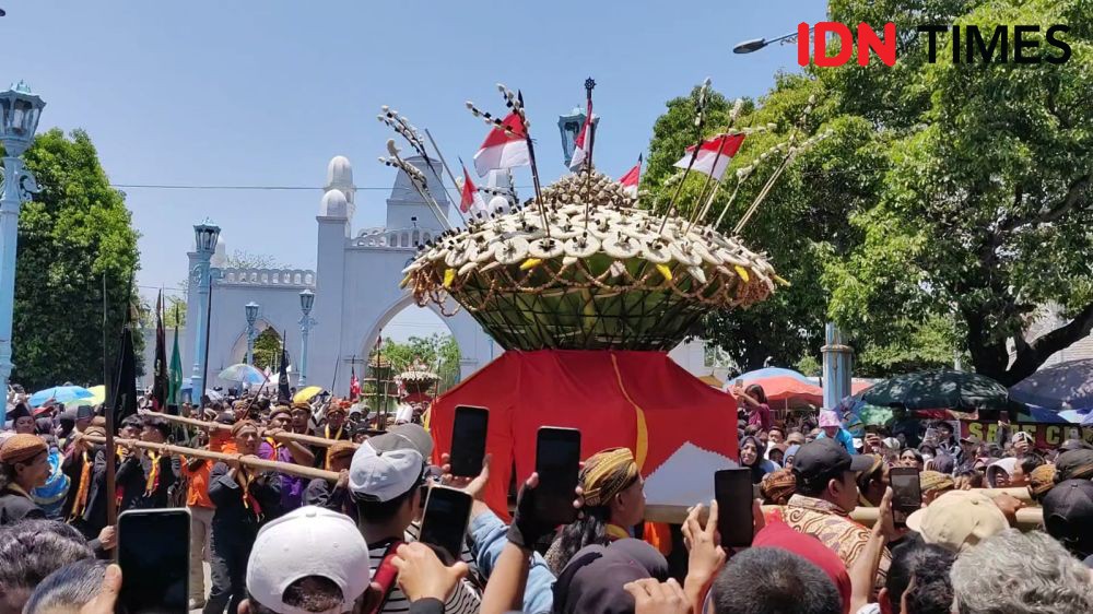 Ribuan Warga Berebut Gunungan Sekaten di Grebeg Maulud Keraton Solo