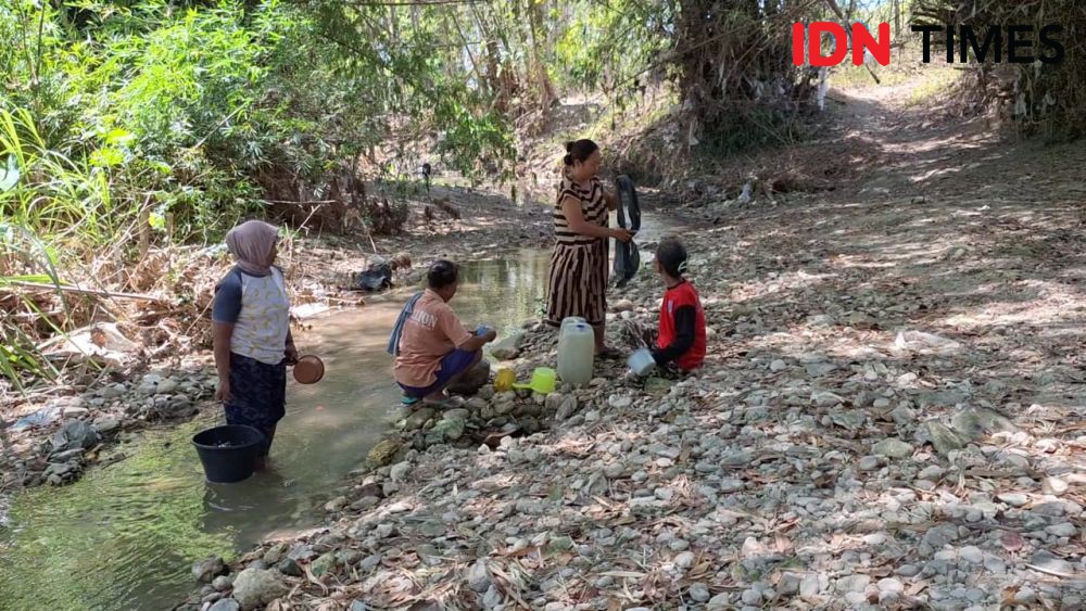 Potret Krisis Air Bersih di Ngawi, Warga Gali Lubang di Sungai