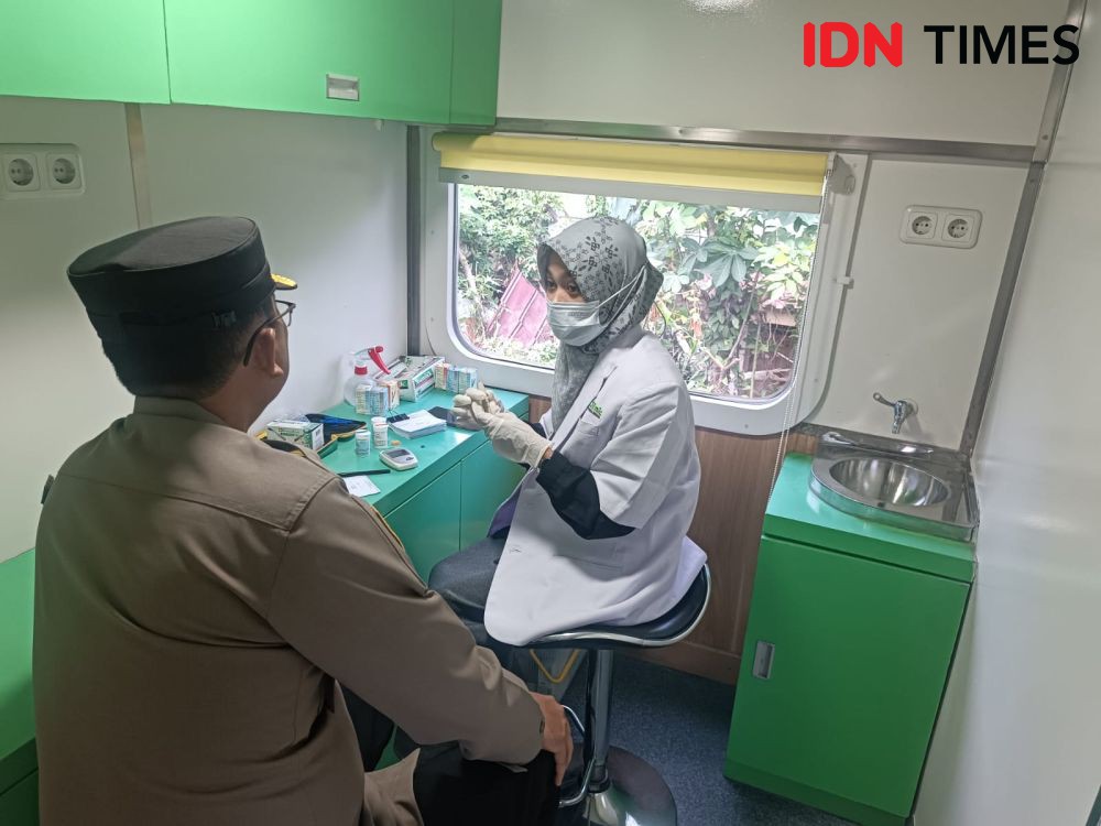 HUT ke 79 KAI, Warga Srengsem Bandar Lampung Dilayani Rail Clinic