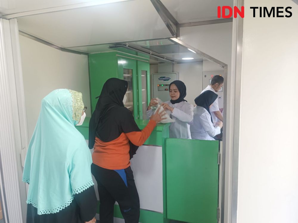 HUT ke 79 KAI, Warga Srengsem Bandar Lampung Dilayani Rail Clinic