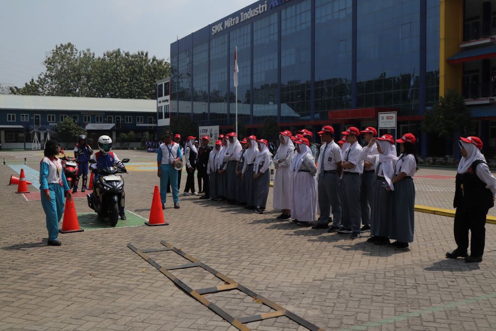 Duta Safety Riding Dapat Beasiswa Pendidikan dari Yayasan AHM